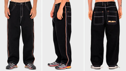 Três imagens, lado a lado, de modelo vestindo calça cargo masculina da Rusty. A peça é preta e possui costuras aparentes na cor branca, além de detalhe colorido na lateral.