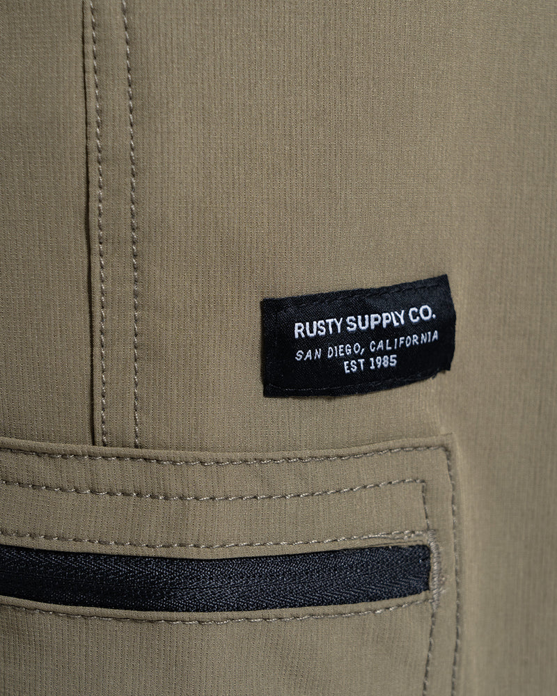 Bermuda Híbrida Importada Rusty Root Marrom 20” em Nylon Stretch com Zíper
