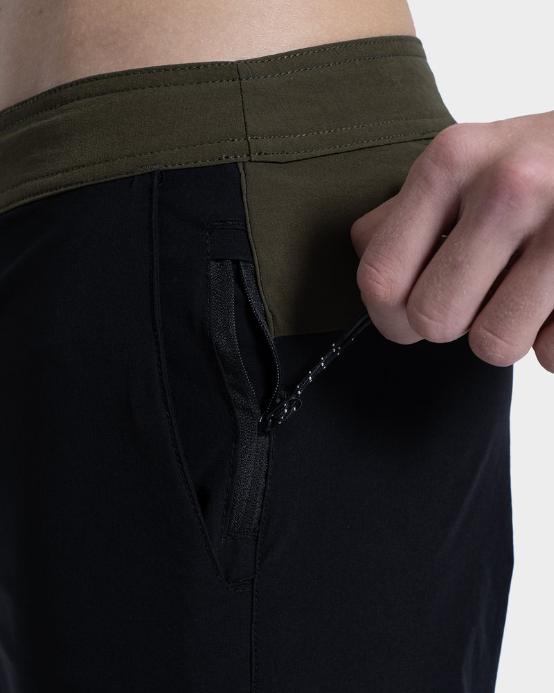 Bermuda Híbrida Importada Rusty Route Preta 20” em Nylon Stretch com Zíper