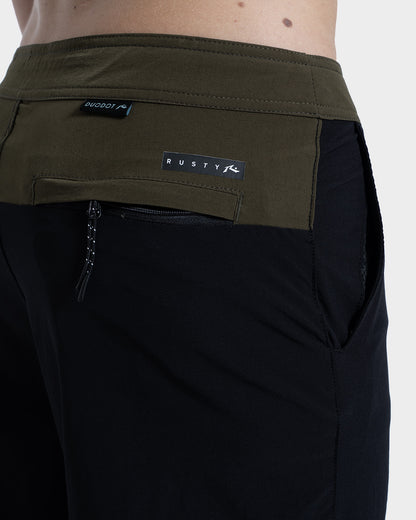Bermuda Híbrida Importada Rusty Route Preta 20” em Nylon Stretch com Zíper