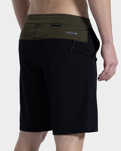 Bermuda Híbrida Importada Rusty Route Preta 20” em Nylon Stretch com Zíper