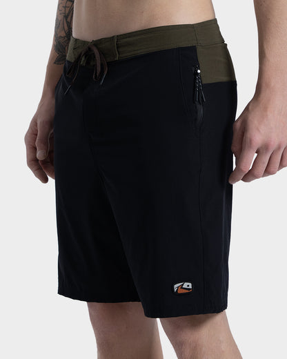 Bermuda Híbrida Importada Rusty Route Preta 20” em Nylon Stretch com Zíper